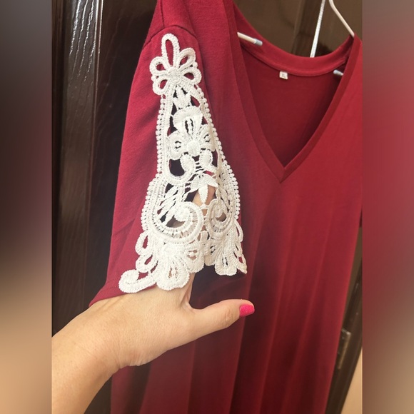 Red T-shirt with white lace trim sleeve - Picture 3 of 4